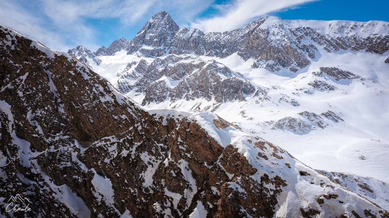 © Cheule Photography -Vues du ciel - Drone - Paysage -  Alpiniste - Ski - Pic de Rochebrune - Queyras - Arête - Crête - Fonts de Cervières - Guillaume Roux - Hautes Alpes