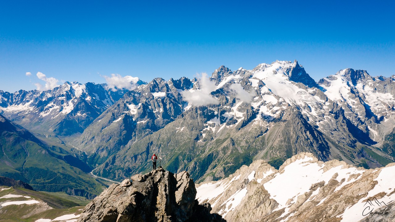© Cheule Photography -Vues du ciel - Drone - Paysage -  Parc national des Écrins - Hautes-montagnes - Montagne - Écrins - Sommet - Pic des 3 Evêchés - Alpiniste - Hautes Alpes