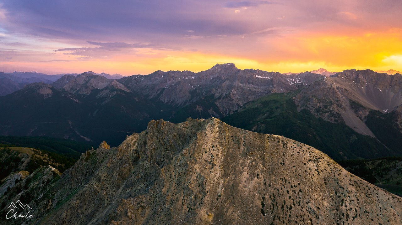 © Cheule Photography -Vues du ciel - Drone - Paysage -  Sunset - Coucher de soleil - Queyras  - Montagne - Crête - Hautes Alpes