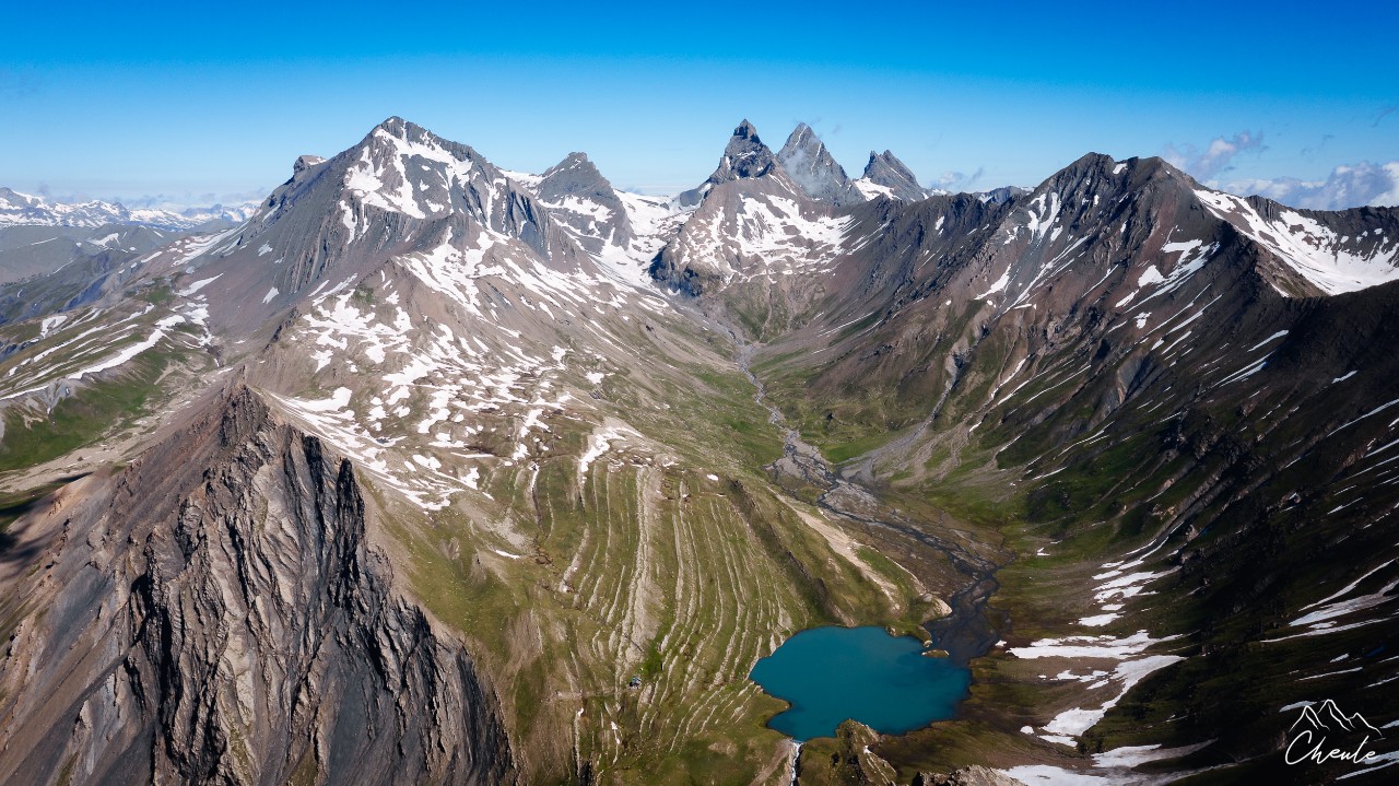 © Cheule Photography -Vues du ciel - Drone - Paysage -  Aiguille du Goléon - Hautes-montagnes - Montagne - Aiguilles d'Arves - Lac - Sommet - Pic des 3 Evêchés - Hautes Alpes