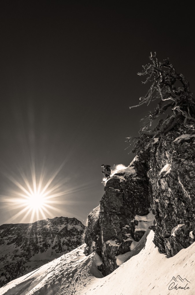 ©Cheule Photography - Noir & Blanc - Black and White - N&B - Ski - Freeride - Poudreuse - Andorre - Julien Prévot - Neige - Barre rocheuse - Pyrénées - Snow