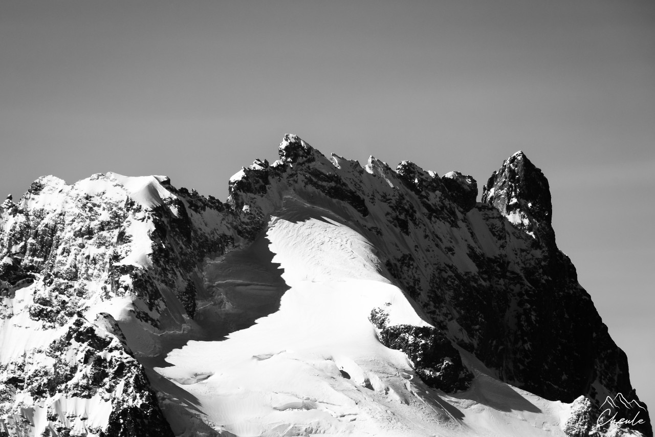 ©Cheule Photography - Noir & Blanc - Black and White - Téléobjectif - Paysage - Écrins - La Meije - Doigt de Dieu - Haute montagne - Parc national des Écrins - Zoom - Hautes Alpes