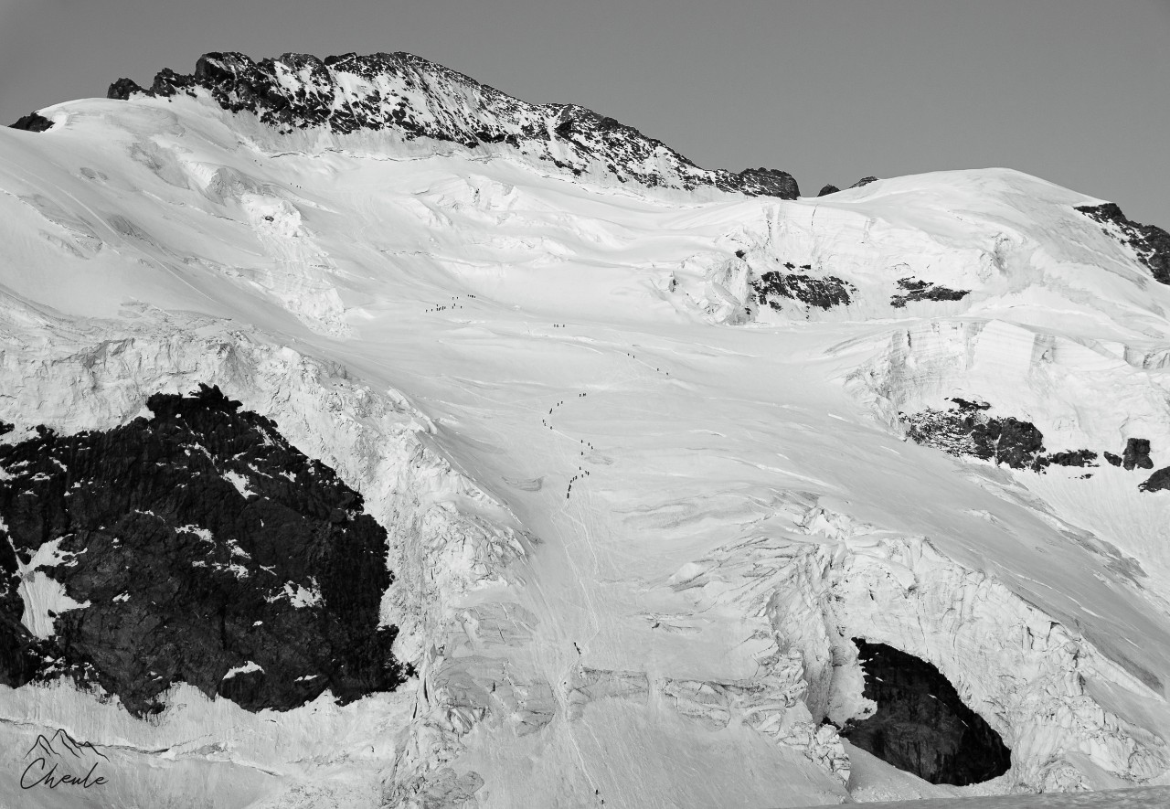 ©Cheule Photography - Noir & Blanc - Black and White - Alpinistes - Paysage - Écrins - Barre des Écrins - Haute montagne - Parc national des Écrins - Séracs - Glacier - Cordée - Hautes Alpes