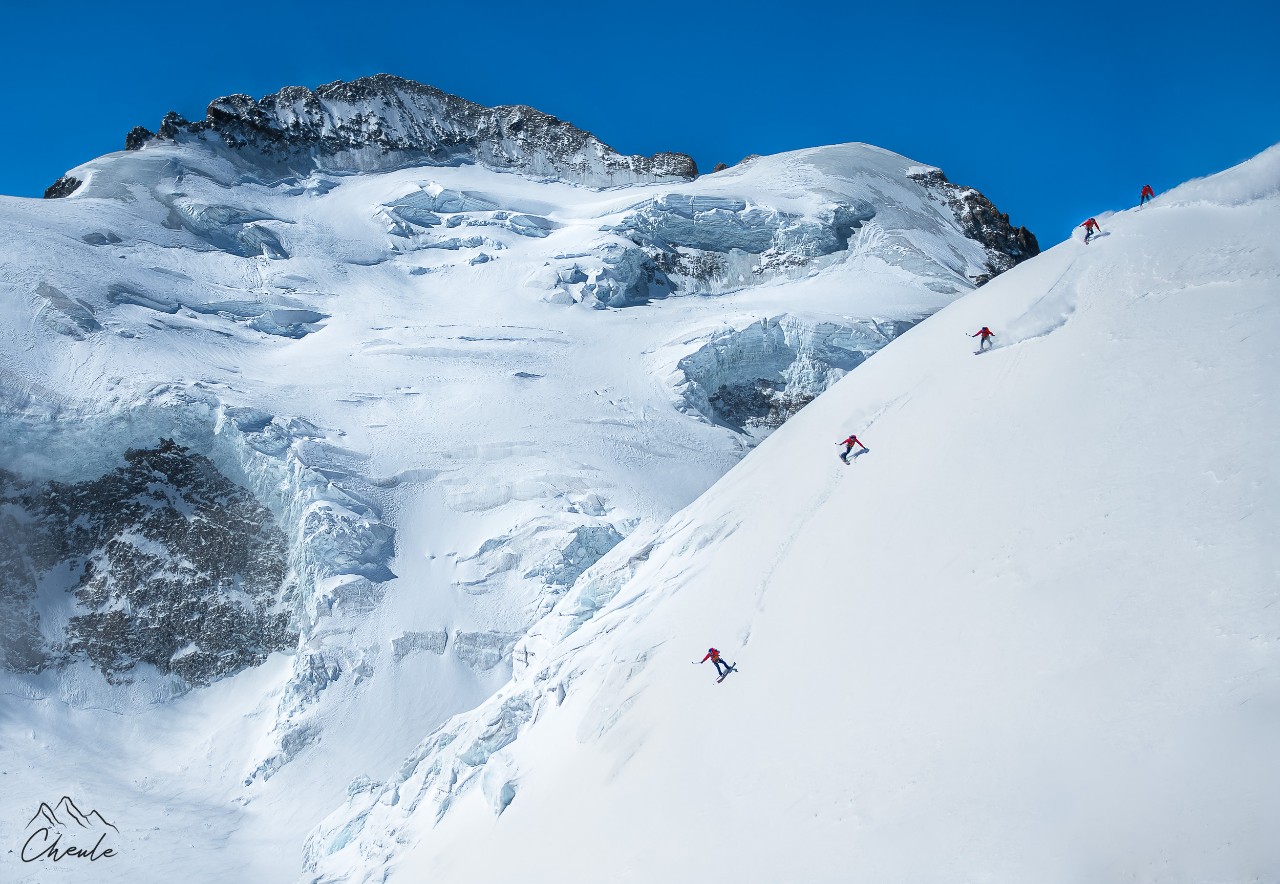 © Cheule Photography - Les Alpes et leur or blanc - Ski - Alpinisme - Ski de randonnée - Poudreuse - Écrins - Barre des Écrins - Snowboard - Photoséquence - Haute montagne