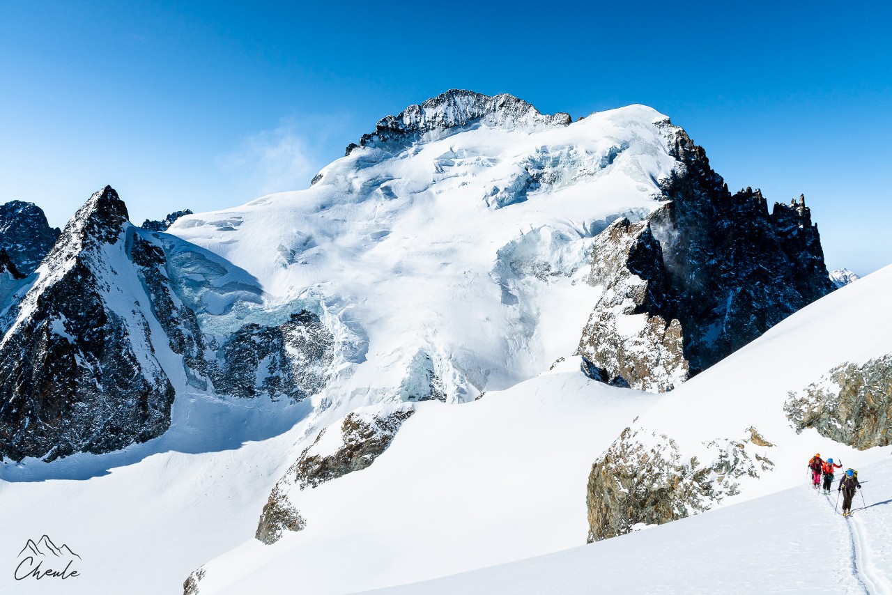 © Cheule Photography - Les Alpes et leur or blanc - Paysage - Écrins - Barre des Écrins - Haute montagne - Ski - Ski alpinisme - Neige - Hautes Alpes - Roche Faurio