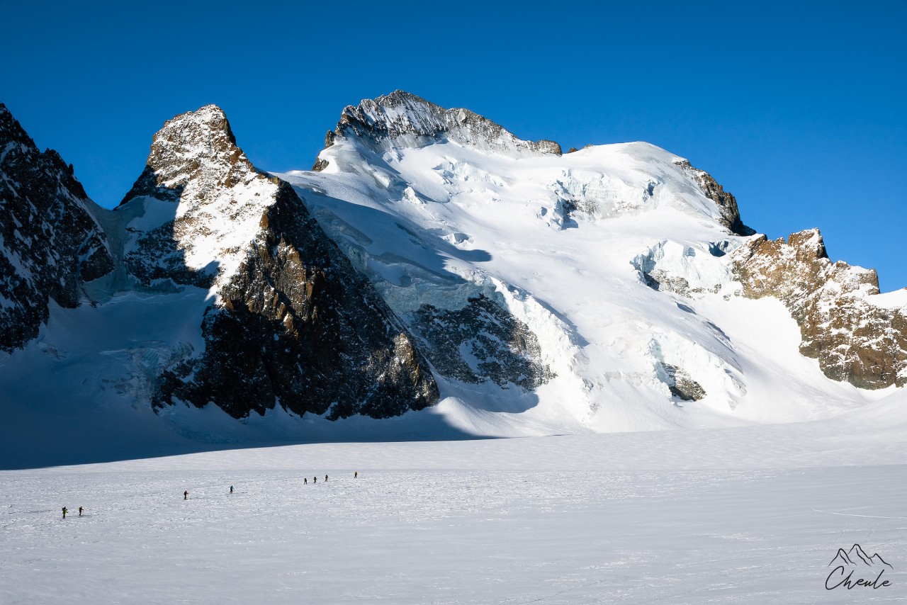 © Cheule Photography - Les Alpes et leur or blanc - Alpinistes - Paysage - Écrins - Barre des Écrins - Haute montagne - Glacier Blanc