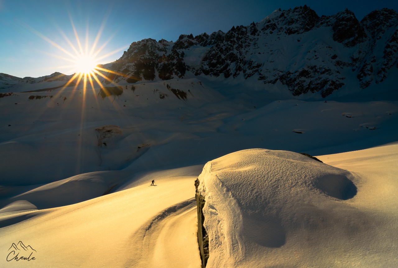 © Cheule Photography - Les Alpes et leur or blanc -  Alpinisme - Ski de randonnée - Poudreuse - Écrins - Arsine - Moraine glaciaire - Lever de soleil - Neige - Snow