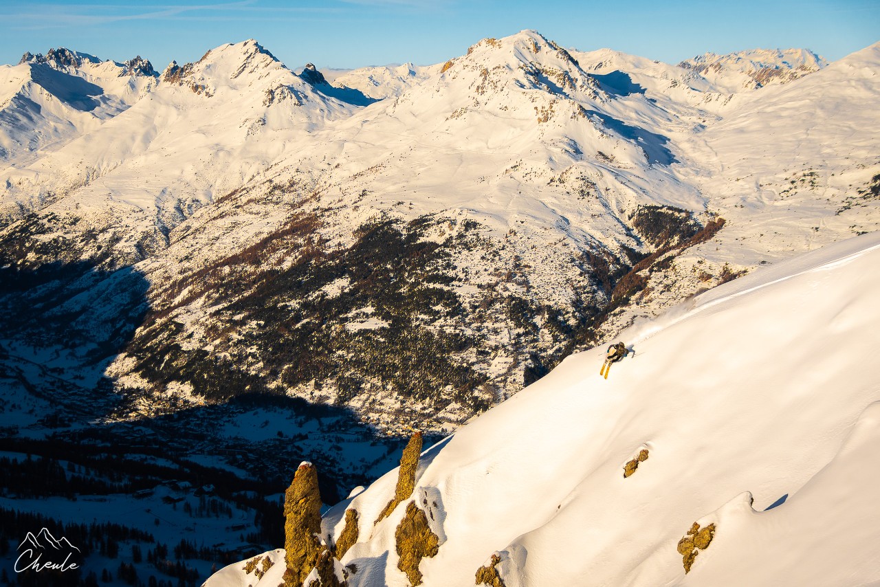 © Cheule Photography - Les Alpes et leur or blanc - Ski - Freeride - Poudreuse - Prorel - Baptiste Corompt - Serre Chevalier - Briançon - Neige - Snow - Sunset