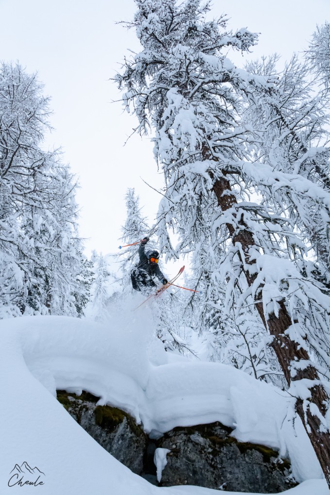 © Cheule Photography - Les Alpes et leur or blanc - Ski - Freeride - Poudreuse - Barre rocheuse - Baptiste Corompt - Serre Chevalier - Ride - Neige - Snow - Extême