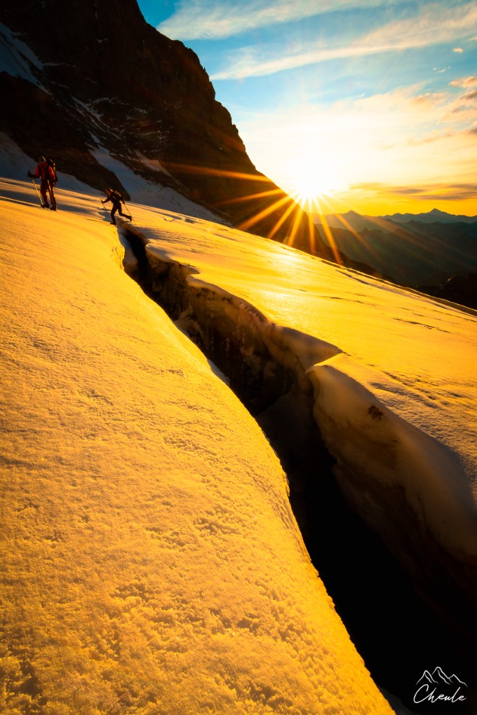 © Cheule Photography - Les Alpes et leur couleurs tango - Écrins - Alpinisme - Sunrise - Lever de soleil - Hautes Alpes - Glacier - Crevasse - Sialouze - Alpinistes
