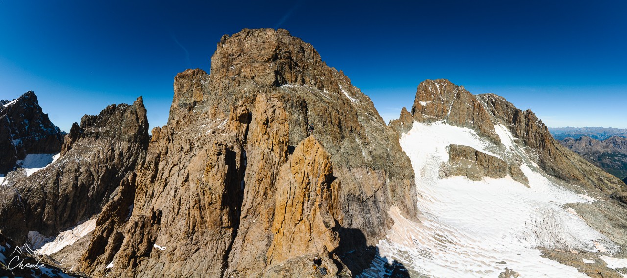 © Cheule Photography - Panoramique - Panorama - Écrins - Alpinisme - Pelvoux - Cordée - Alpiniste - Hautes Alpes - Glacier - Pic Sans Nom - Sialouze - Course d'arête - Traversée des ar