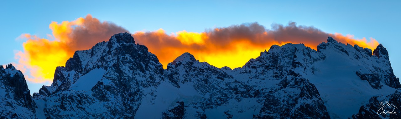 © Cheule Photography - Panoramique -  Panorama - Sunset - Coucher de soleil - Paysage - Écrins - La Meije - Haute montagne - Pic Gaspard - Nuages - Pavé - Flammes