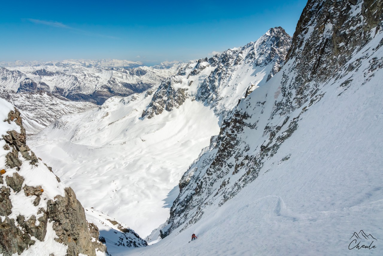 ©Cheule Photography - Les Alpes et leur or blanc - Snow - Freeride - Poudreuse - Écrins - Arsine - Couloir - Brêche Cordier - Neige - Snowboard - Glacier - Théo Matthonet