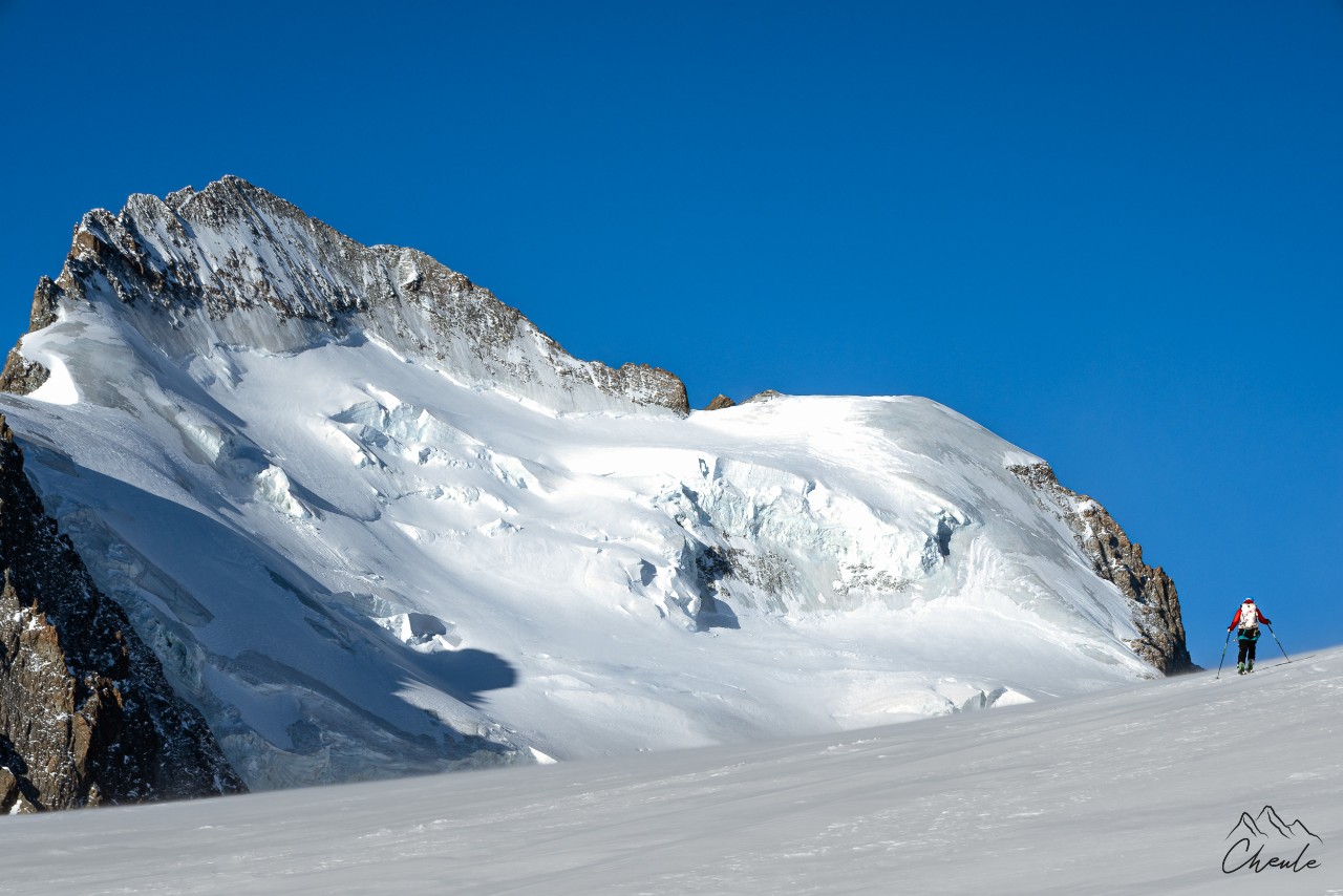 ©Cheule Photography - Les Alpes et leur or blanc - Écrins - Barre des Écrins - Haute montagne - Ski de randonnée - Ski alpinisme - Neige - Hautes Alpes - Roche Faurio