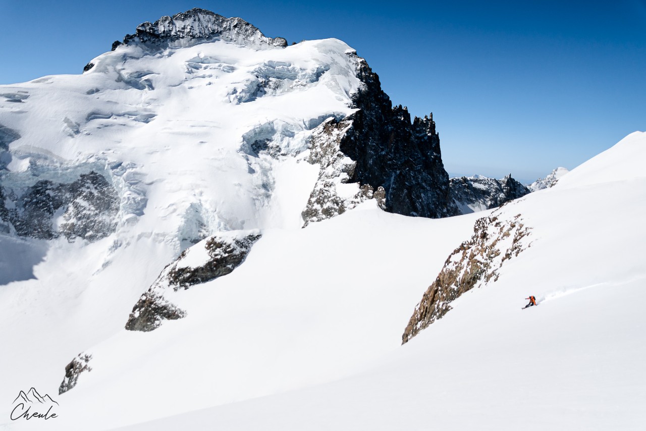 ©Cheule Photography - Les Alpes et leur or blanc - Ride - Écrins - Barre des Écrins - Haute montagne - Snowboard - Ski alpinisme - Neige - Hautes Alpes - Roche Faurio - Théo Mathonnet