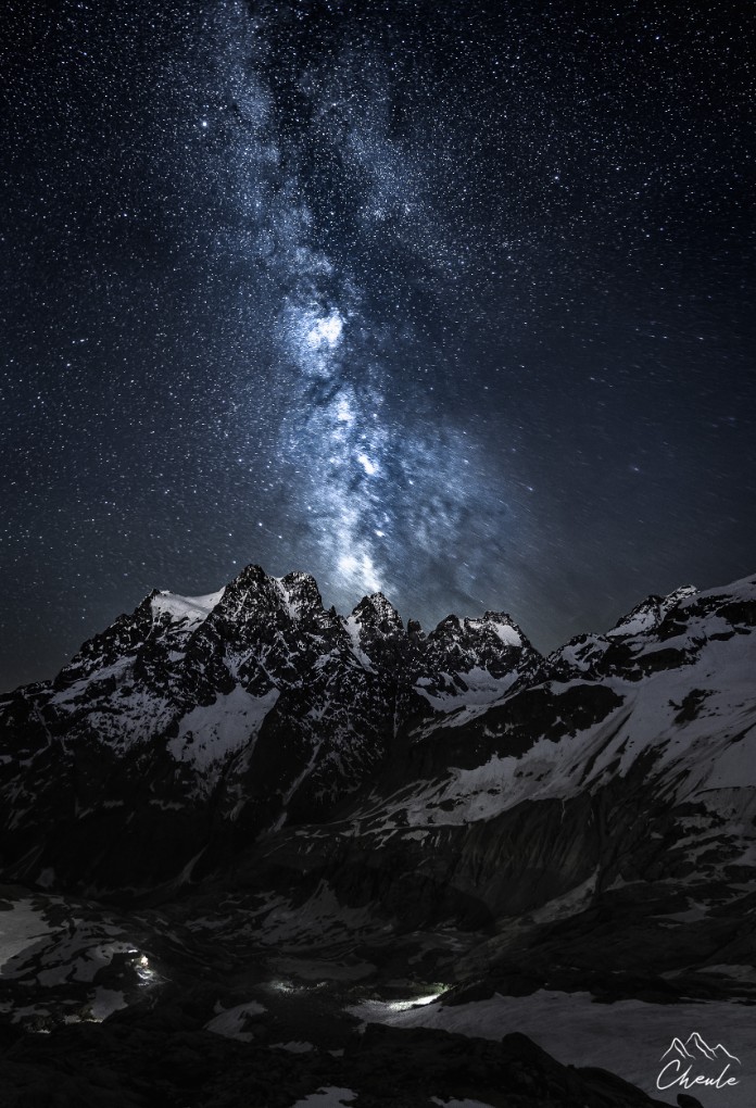 © Cheule Photography - Les Alpes et la vie qui fleurit - Paysage -  Voie Lactée - Pic Sans Nom - Écrins - Longue exposition - Printemps - Hautes Alpes - Pelvoux - Nuit