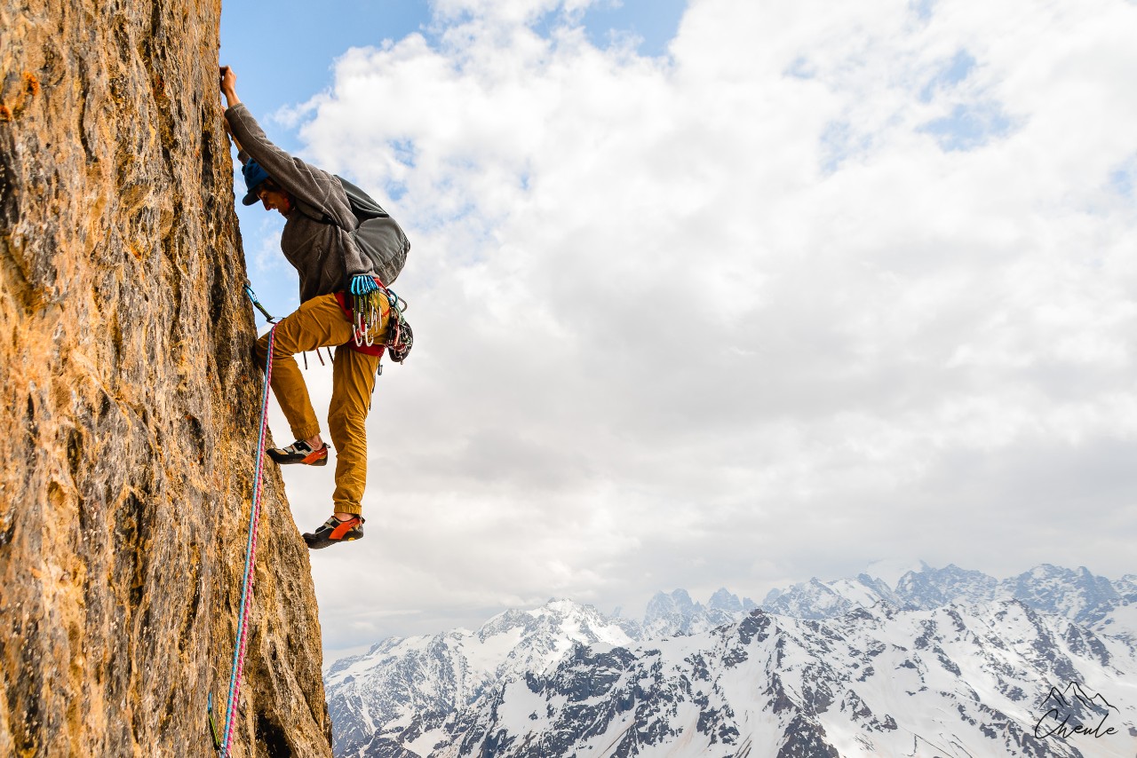© Cheule Photography - Les Alpes et la vie qui fleurit - Alpinisme - Escalade - Tour Termier - Grande Voie - Écrins - Cerces - Baptiste Corompt - Hautes Alpes