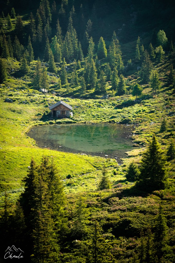 © Cheule Photography - Les Alpes et la vie qui fleurit -  Isère - Belledonne - Lac - Montagne - Lac du Léat - Cabane - Refuge - Printemps - Massif