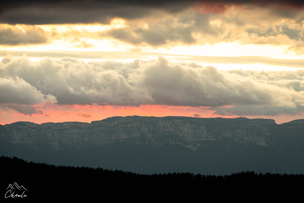 © Cheule Photography - Les Alpes et la vie qui fleurit -  Isère - Belledonne - Paysage - Montagne - Printemps - Nuages - Sunset - Coucher de soleil - Massif