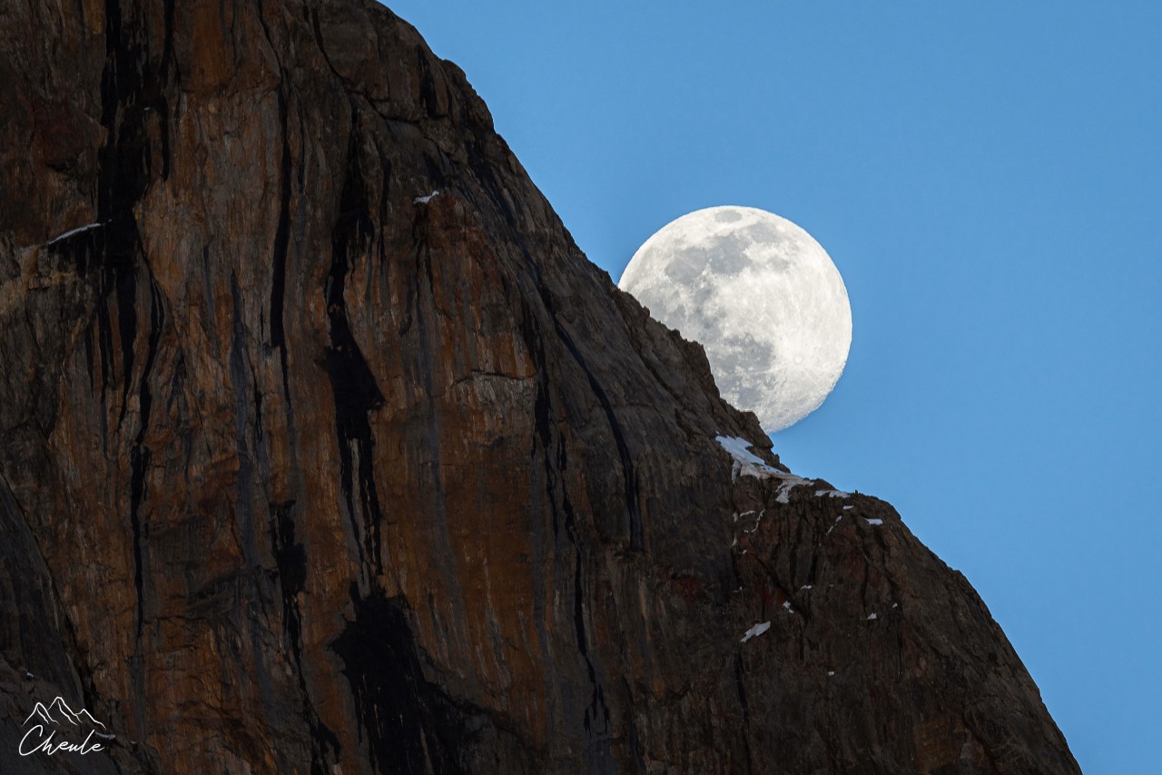 © Cheule Photography - Les Alpes et la vie qui fleurit - Lune - Pleine lune - Paysage - Cerces -  Hautes Alpes