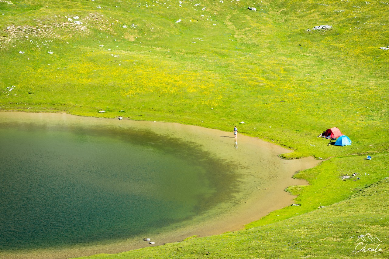 © Cheule Photography - Les Alpes et la vie qui fleurit - Lac - Montagne - Lac de Souliers - Bivouac - Tentes - Printemps - Massif - Queyras