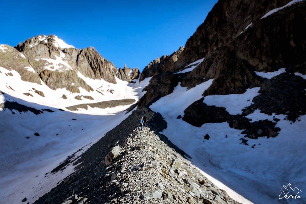 © Cheule Photography - Les Alpes et la vie qui fleurit - Alpinisme - Randonnée - Marche - Arête des Cinéastes - Moraine glaciaire - Approche - Écrins - Hautes Alpes