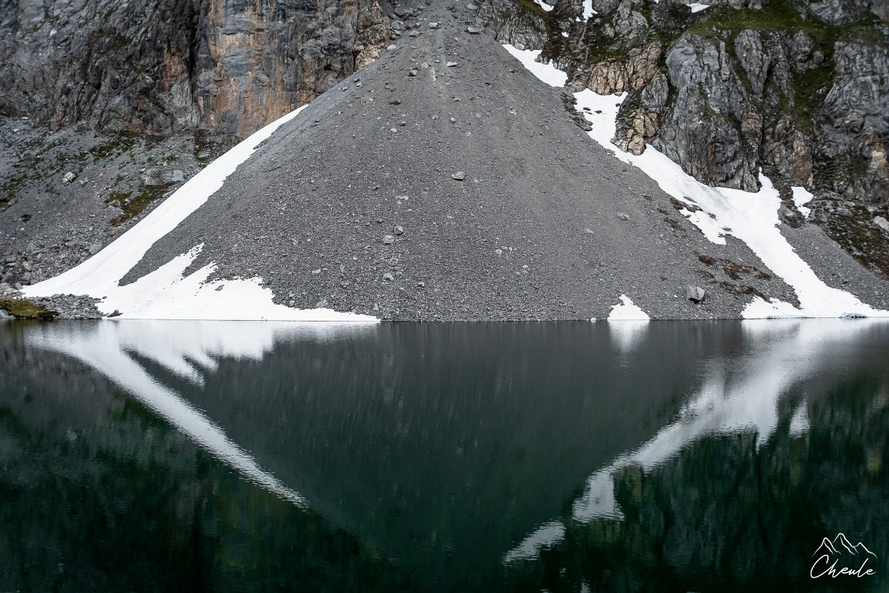 © Cheule Photography - Les Alpes et la vie qui fleurit - Lac - Montagne - Grand Lac - Printemps - Massif - Cerces - Miroir - Reflets