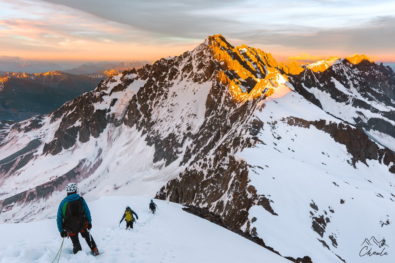 © Cheule Photography - Les Alpes et la vie qui fleurit - Alpinisme - Course d'arête - Écrins - Montagne des Agneaux - Sunset - Coucher de soleil - Pic du Glacier Blanc