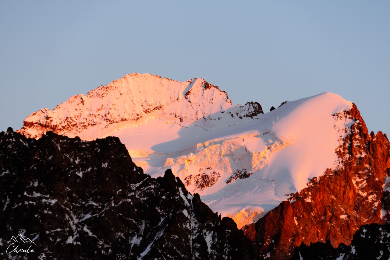 © Cheule Photography - Les Alpes et leur accueil chaleureux - Écrins - Paysage - Barre des Écrins - Sunset - Coucher de soleil - Téléobjectif - Hautes Alpes - Glacier - Dôme de Neige des Écrins