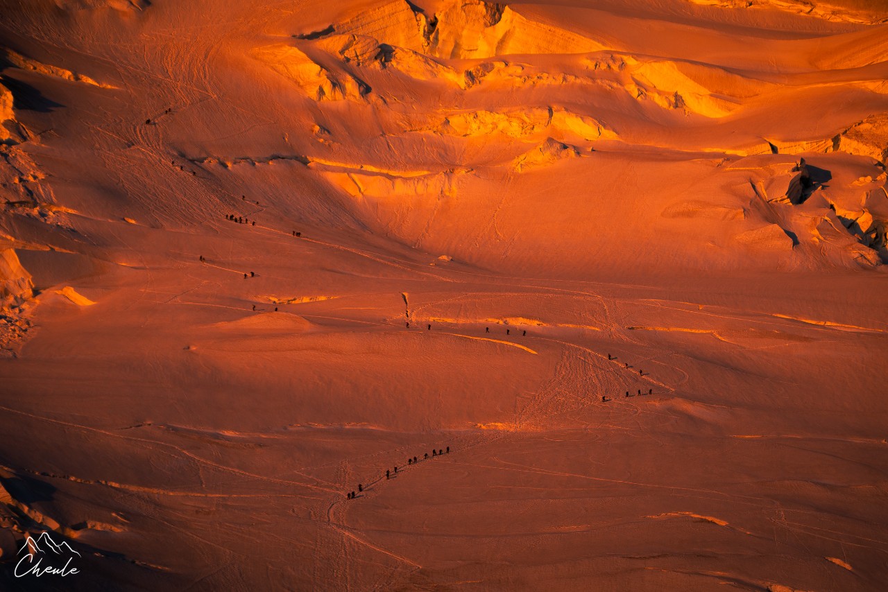 © Cheule Photography - Les Alpes et leur accueil chaleureux - Écrins - Alpinisme - Barre des Écrins - Sunrise - Lever de soleil - Téléobjectif - Hautes Alpes - Glacier - Dôme de Neige des Écrins