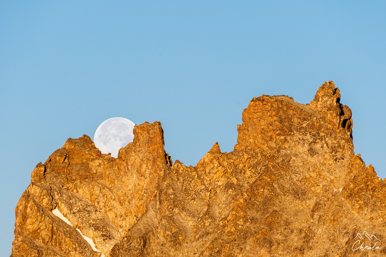 © Cheule Photography - Les Alpes et leur accueil chaleureux - Écrins - Paysage - Sunrise - Lever de soleil - Coucher de lune - Lune - Pleine lune - Hautes Alpes - Adèle PLanchard - Arêtes