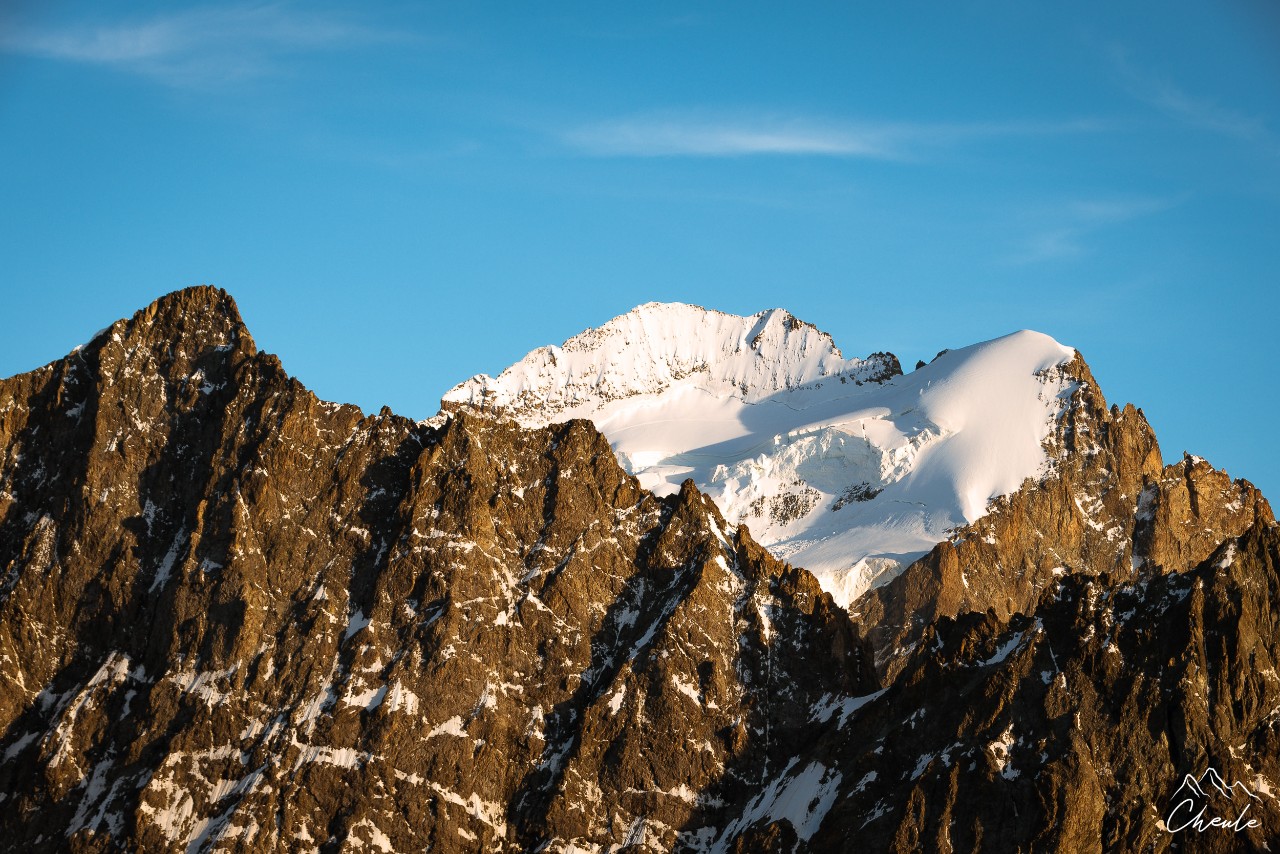 © Cheule Photography - Les Alpes et leur accueil chaleureux - Écrins - Paysage - Barre des Écrins - Sunset - Coucher de soleil - Téléobjectif - Hautes Alpes - Glacier - Dôme de Neige des Écrins