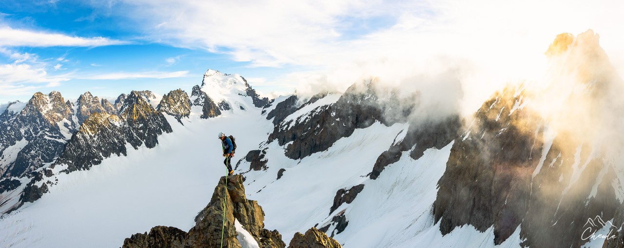 © Cheule Photography - Panoramique - Panorama - Écrins - Alpinisme - Barre des Écrins - Cordée - Alpiniste - Hautes Alpes - Glacier - Sunset - Coucher de soleil - Pic du glacier Blanc - Arête Sud
