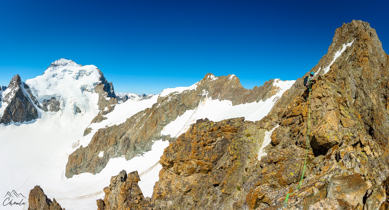 © Cheule Photography - Panoramique - Panorama - Écrins - Alpinisme - Barre des Écrins - Cordée - Alpiniste - Hautes Alpes - Glacier - Dôme de Neige des Écrins - Pointe Louise - Arête Sud Est