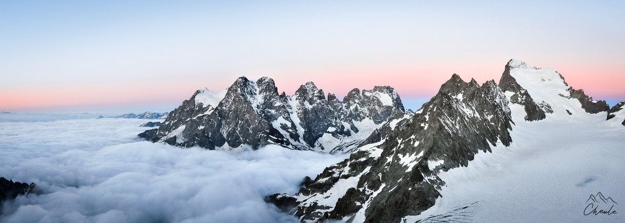 ©Cheule Photography - Panoramique - Panorama - Paysage - Écrins - Barre des Écrins - Haute montagne - Mer de nuage - Neige - Hautes Alpes - Pelvoux - Ailefroides - Sunset - Coucher de soleil