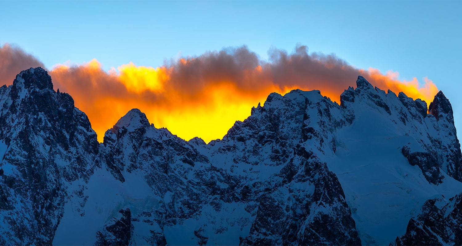 ©Cheule Photography - Panoramique -  Panorama - Sunset - Coucher de soleil - Paysage - Écrins - La Meije - Haute montagne - Pic Gaspard - Nuages - Pavé - Flammes